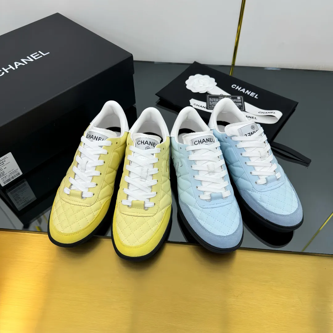 👟👟Ex-factory price 600👟👟 Top version Chanel Chanel - 2025 counter top casual sports shoes. This classic design; the upper is electro-embroidered with a variety of techniques; the outsole is fashionable and sporty; it is extraordinary and incorporates a variety of color matching elements... The diversified mix and match is very beautiful and versatile, and can be used for leisure, fashion, sports and outdoor... ꫛꫀꪝ Go➫ Material: ❶Upper is made of: original imported mercerized velvet + double-layer breathable mesh ❷Inside is made of: original imported breathable mesh ❸Outsole is based on: original TPU combination outsole Counter boutique packaging complete set for women 35–41 👉